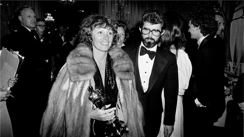 Marcia Lucas, damalige Ehefrau von Regisseur George Lucas (r), trägt ihre Oscar-Statuette am 4. April 1978 zu einer Party nach der Oscarverleihung im Beverly Hilton Hotel.