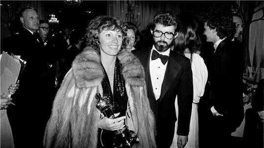 Marcia Lucas, damalige Ehefrau von Regisseur George Lucas (r), trägt ihre Oscar-Statuette am 4. April 1978 zu einer Party nach der Oscarverleihung im Beverly Hilton Hotel.