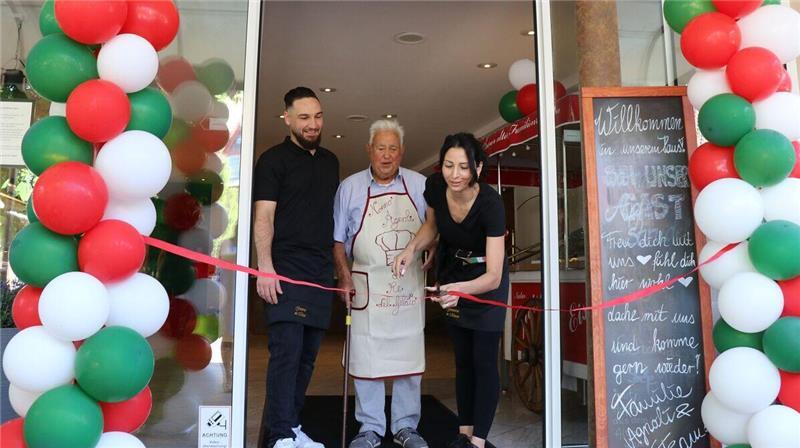 Marco Agnoli und Daniela Jaber-Agnoli bringen mit der Gelateria da Marco italienisches Flair nach Otterndorf. Beim Durchschneiden des Eröffnungsbandes war Marcos Großvater Benito Romano Agnoli (93) dabei.