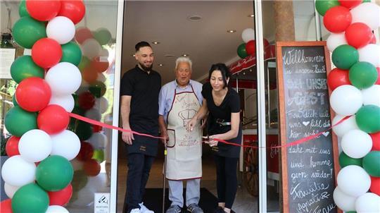 Marco Agnoli und Daniela Jaber-Agnoli bringen mit der Gelateria da Marco italienisches Flair nach Otterndorf. Beim Durchschneiden des Eröffnungsbandes war Marcos Großvater Benito Romano Agnoli (93) dabei.