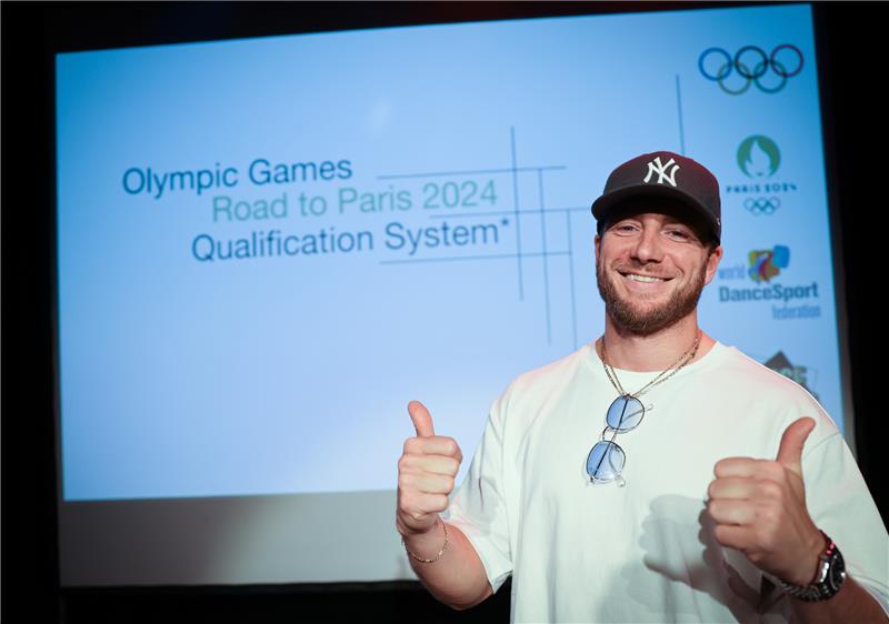 Breakdance wird neue Disziplin bei den Olympischen Spielen Marco Baaden, Bundestrainer der deutschen Breaking-Mannschaft, bei einem Workshop zur künftigen Olympischen Sportart Breaking in der HipHop Academy Hamburg. Foto: Christian Charisius/dpa