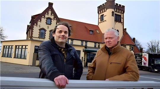 Marco Backhaus, Eigentümer des Weserschlösschens (links), kann die Suche nach einem Nachfolger für den bisherigen Pächter Frank Hennersdorf beenden. So geht es weiter. 