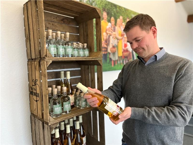 Altländer setzen mit alkoholfreiem Apfelsecco auf Abstinenz Marco Bartels von Bio-Münch hält den Apfelsecco in seinen Händen – alkoholfrei. Foto: Vasel