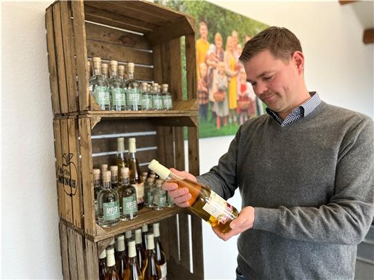 Marco Bartels von Bio-Münch hält den Apfelsecco in seinen Händen – alkoholfrei. Foto: Vasel