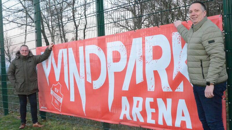 Marco Brandt (links) und Florian Meyer in der Windpark-Arena. Die Windparkstiftung Deinste-Helmste schüttet dieses Jahr rund 104.000 Euro an Erträgen aus, 55.000 Euro gehen an den Deinster SV.