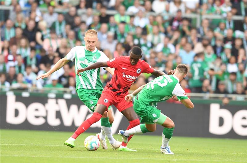 Marco Friedl (rechts) und Amos Pieper hatten wie die gesamte Werder-Mannschaft im Hinspiel ordentlich mit dem Tempo-Spiel der Frankfurter zu tun. Foto: Jaspersen/dpa