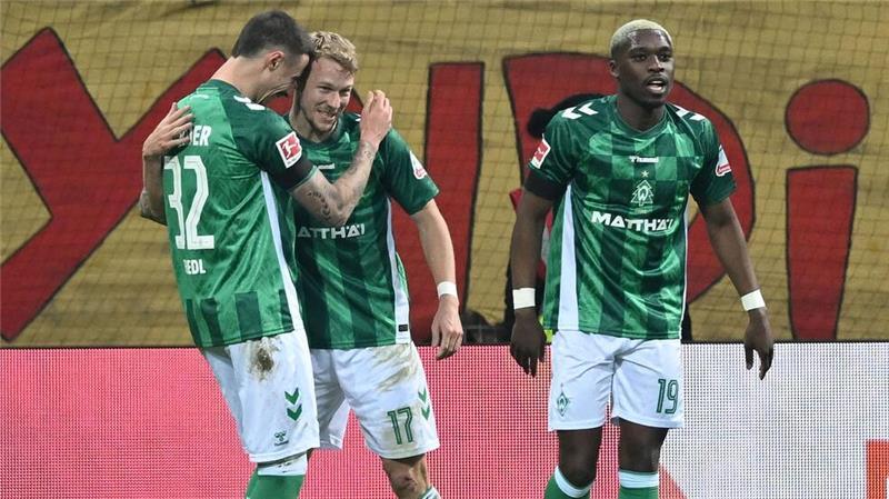 Marco Grüll (M) war mit seinem Doppelpack einer der Garanten für den nächsten Werder-Sieg.