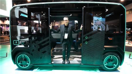 Marco Kollimeier, Geschäftsführer von Holon, steht in der Tür eines Holon Move. Das Fahrzeug arbeitet autonom und mit einer Höchstgeschwindigkeit von 60 km/h. Foto: Rick Bowmer/AP/dpa