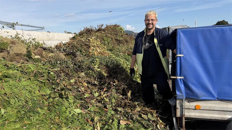 Hochbetrieb und Beschwerden beim neuen Kompostierplatz in Harsefeld Marco Nikolajczyk entsorgt mit seinem Anhänger Grünabfälle aus seinem Garten.