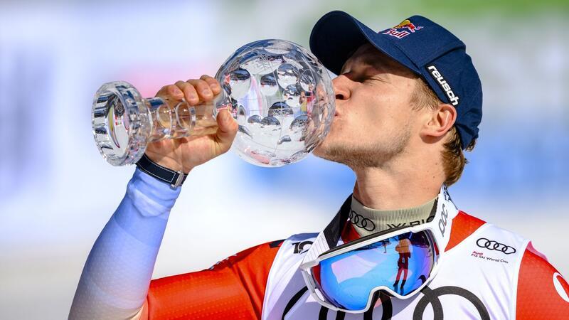 Ski-Stars Odermatt und Gut-Behrami gewinnen Super-G-Weltcups Marco Odermatt mit der kleinen Kristallkugel.