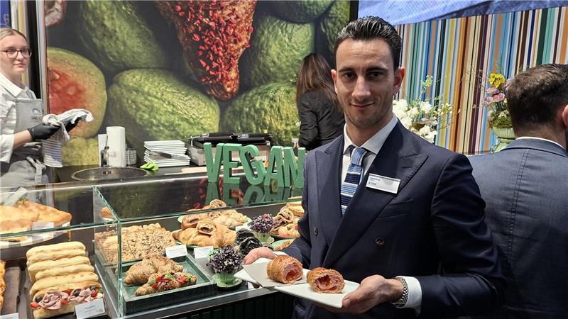 Internorga 2026 in Hamburg: Das sind die Food-Trends in diesem Jahr Marco Perini ist Geschäftsführer eines Nahrungsmittelproduzenten aus Italien. Tiefgekühlt bringt die Firma Desserts und Gebäckspezialitäten in deutsche Gastronomiebetriebe.