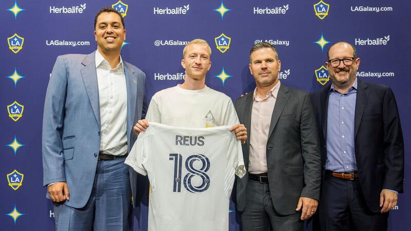 Marco Reus (2.v.r.) präsentiert sein neues Trikot.