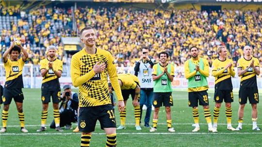 Marco Reus bedankt sich bei den Dortmunder Fans.