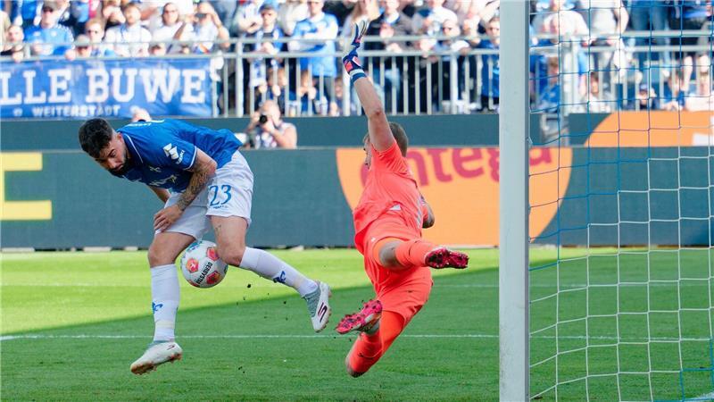 Marco Richter (l) verpasst in dieser Szene die Führung für Darmstadt.