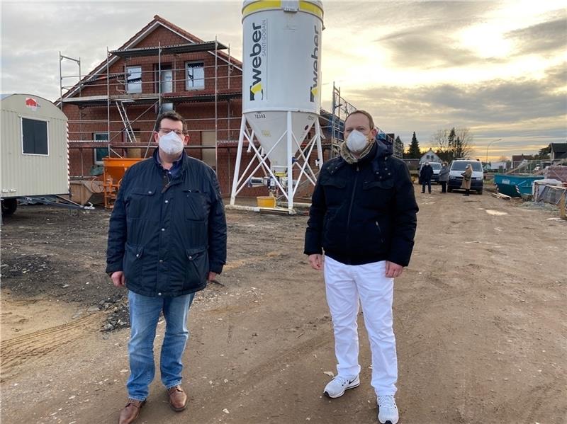 Marco Robinson (links) und Patrick Weinmann-Linne vor dem Dienstleistungszentrum in Sauensiek, wo sie eine Praxis betreiben werden. Foto: Lepél