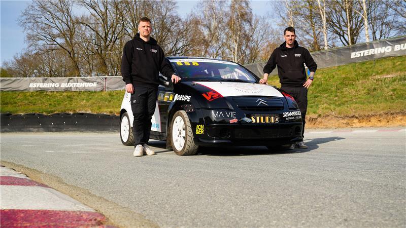 Carsharing auf dem Estering: Rallycross-Fahrer teilen sich ein Auto Marco Sandleben (links) und Sandy Wilhelm auf dem Estering, ihrem „Wohnzimmer“.
