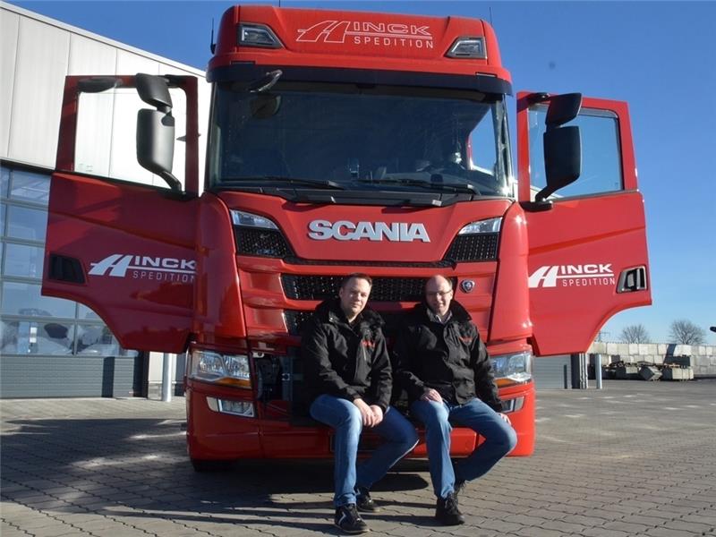 Marco (links) und Torben Hinck vor einem ihrer Fahrzeuge. Die beiden Brüder haben in Ahlerstedt ein Unternehmen mit insgesamt 60 Mitarbeitern rund um Spedition, Reparatur und Service für Landmaschinen und Ladekräne aufgebaut. Fotos Fehlbus