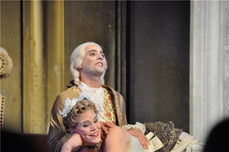 „Standing Ovations“ ehren "Amadeus"-Aufführung im Stadeum Marcus Abdel-Messih als Mozart mit Kristin Hansen als seine Frau Constanza. Foto: Felsch