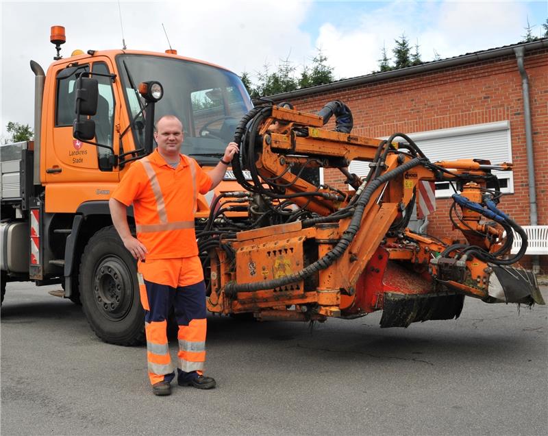 Marcus Bawol und sein Unimog. Das Fahrzeug ist mit zwei Mähwerken ausgestattet und kostet in dieser Ausführung über 300 000 Euro. Fotos Wisser