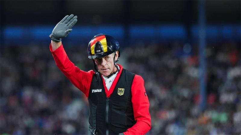 Feier unter Flutlicht: Springreiter bejubeln Gold Marcus Ehning ritt auch in seiner dritten WM-Runde fehlerfrei.