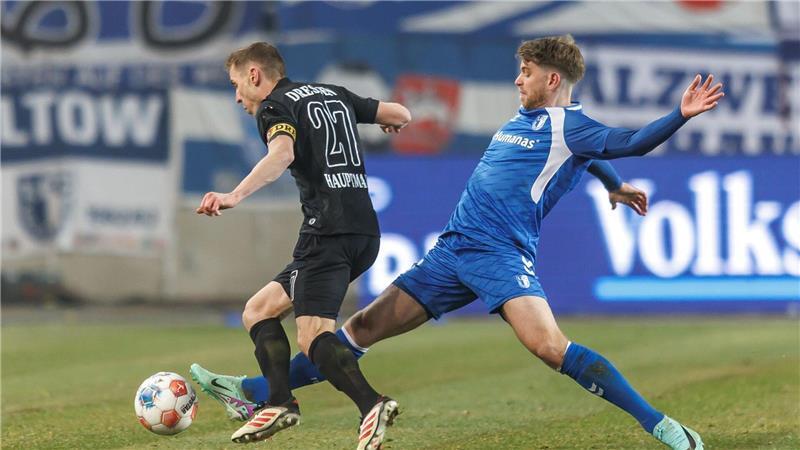 Zwei Tore nach Standards: Dresden gewinnt Elb-Clásico Marcus Mathisen (1. FC Magdeburg) kämpft gegen Mittelfeld Niklas Hauptmann (l, Dynamo Dresden) um den Ball.