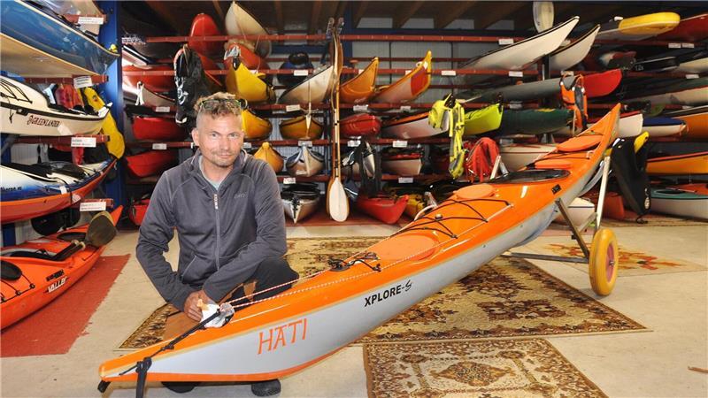 Mit dem Kajak raus aufs Meer: die Nordenhamer Seekajak-Paddler Marcus Schöttler in der Bootshalle der Kanuten im Sportboothafen. Die "Hati" ist sein Seekajak.