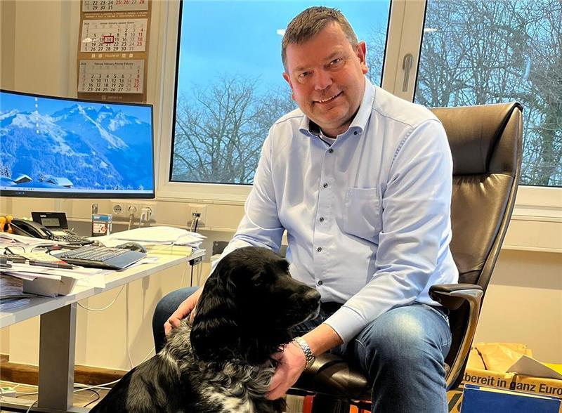 Marcus Schulz (50) ist neuer Vorsitzender der Mittelstandsvereinigung der CDU im Landkreis Stade. Jagdhund Nico ist ständiger Begleiter bei der Büroarbeit.