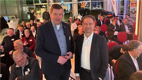 Marcus Schulz (links), Vorsitzender MIT Stade, mit Gastredner Thorsten Alsleben, Initiative Neue Soziale Marktwirtschaft, vor Beginn des MIT-Neujahrsempfangs im Autohaus Tietjen in Buxtehude.