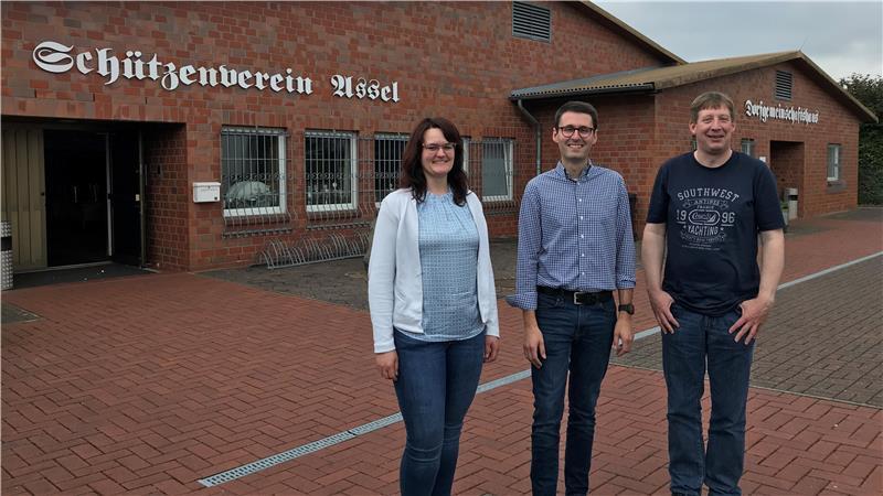 Mareike Abbenseth, Jan Beckmann und Jan Steffens (von links) vor der Asseler Schützenhalle mit Dorfgemeinschaftshaus.