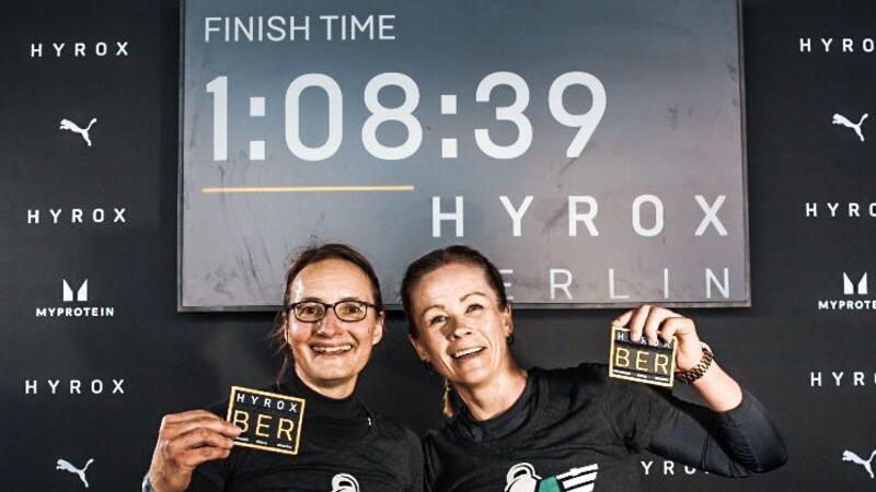 Buxtehuder Crossfit-Team gewinnt die Hyrox-Meisterschaften in Berlin Mareike Diedrich aus Beckdorf und Ines Engler aus Neu Wulmstorf haben bei den Berliner Hyrox-Meisterschaften auch unter Profi-Bedingungen den 1. Platz geholt.