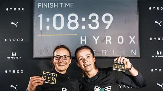 Mareike Diedrich aus Beckdorf und Ines Engler aus Neu Wulmstorf haben bei den Berliner Hyrox-Meisterschaften auch unter Profi-Bedingungen den 1. Platz geholt.