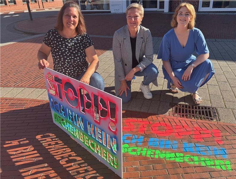 Mareike Wilshusen, Sabine Kiehl und Catharina Wenzel haben den ersten Schriftzug der Kampagne mit ungiftiger Kreidefarbe aufs Pflaster gesprayt.