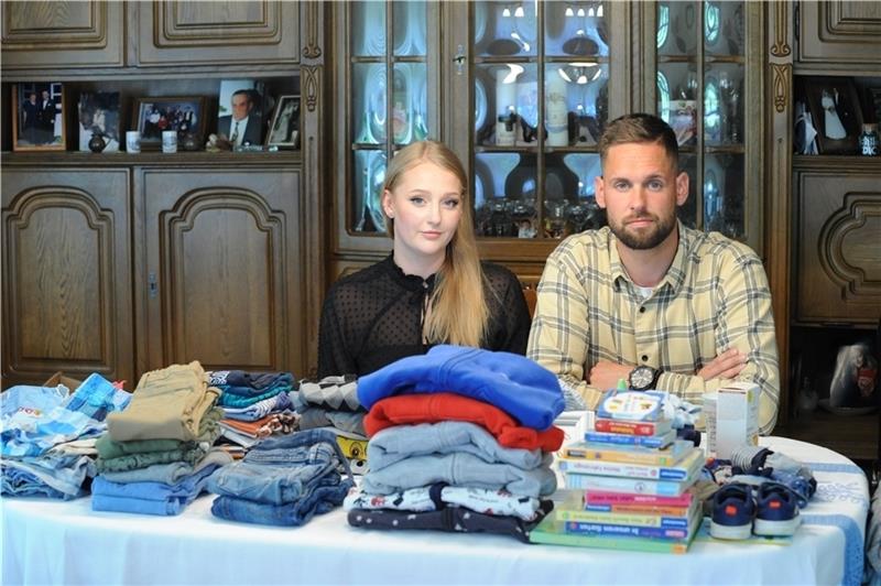 Ein Jahr TAGEBLATT+: Die besten Geschichten zum Nachlesen Mareike und Michel Junge leben mit ihrem Sohn Levi ein paar Tage im Haus ihrer Eltern in Schwinge. Auf dem Esstisch stapeln sich die Spenden.