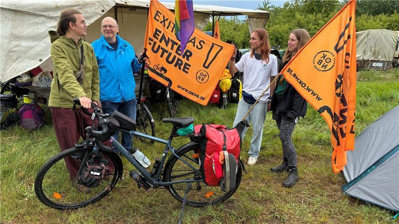 Marek Jüchter, Erhard Asbrand, Tiger Sebastiansen und Kaya Schlößler machen Station in Guderhandviertel auf ihrer „Exit Gas - Enter Future“-Fahrradprotesttour (von links).