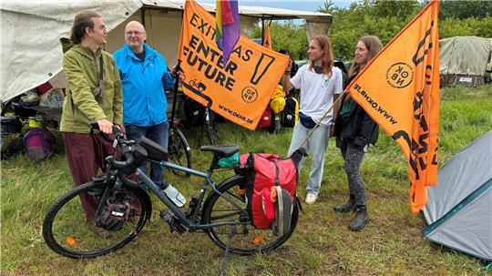 Marek Jüchter, Erhard Asbrand, Tiger Sebastiansen und Kaya Schlößler machen Station in Guderhandviertel auf ihrer „Exit Gas - Enter Future“-Fahrradprotesttour (von links).