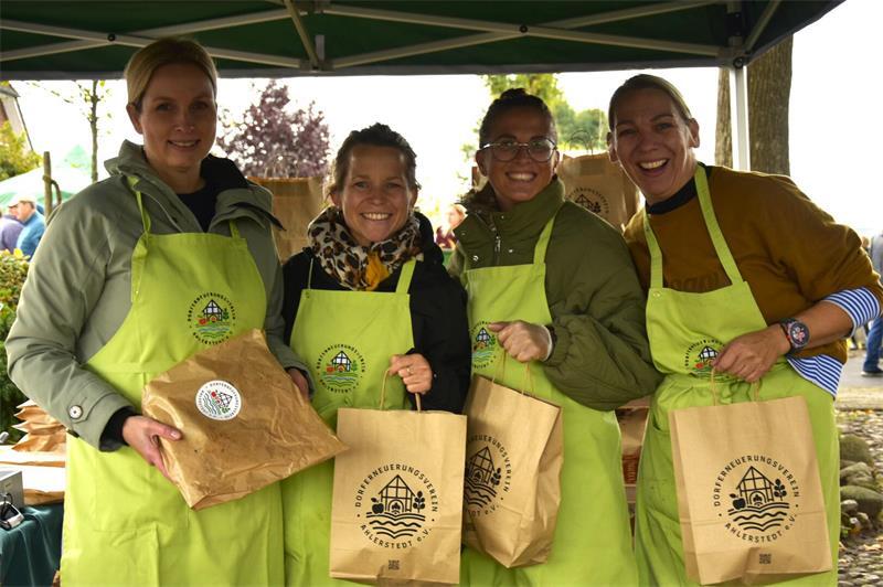 Nicht nur zum Reinbeißen: In Ahlerstedt dreht sich alles um Äpfel Maren Albers, Anne Meyer, Nicola Gerdes und Bianca Ehlen (von links) vom Dorferneuerungsverein Ahlerstedt verkaufen Kuchen und Brot aus dem Steinbackofen.