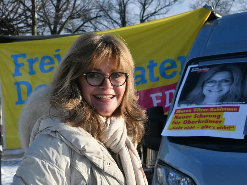 Maren Gilzer-Kuhlmann bei einem Wahlkampfauftritt in Oberkrämer. Foto: Bernd Settnik/dpa