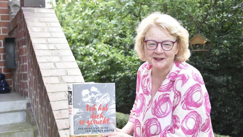 Maren Köster-Hetzendorf mit dem Buch über Schicksale verschollener Menschen.