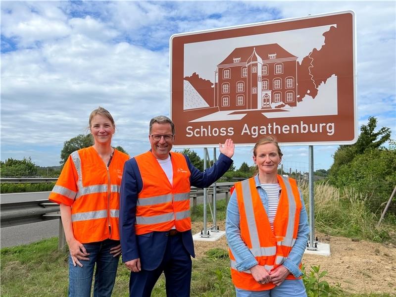 Neue Hinweis-Schilder: Hier geht’s von der A26 zum Schloss Agathenburg Maren Quast von der Autobahn GmbH weiht gemeinsam mit Landrat Kai Seefried und Kreisbaurätin Madeleine Pönitz das touristische Hinweisschild für das Schloss Agathenburg an der A26 ein (von links). Foto: Vasel