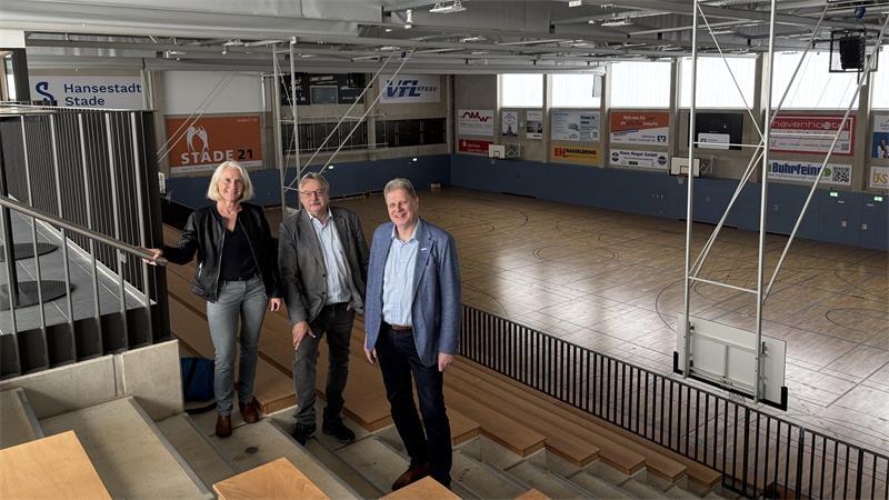 Maren Wefer, Thomas Friedrichs (Mitte) und Carsten Brokelmann stehen auf der Tribüne des Sportcampus. Sie bietet Platz für 600 Menschen. Zudem gibt es eine Ausziehtribüne für 500 Zuschauer.