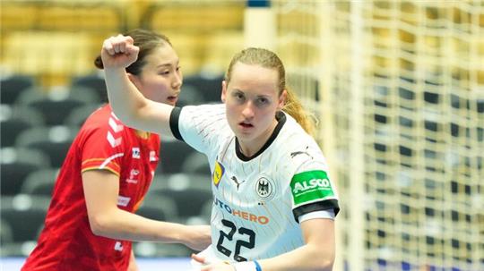 Maren Weigel (r) und die DHB-Frauen siegten zum Auftakt der WM knapp gegen Japan.