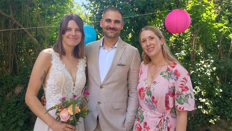 Spontan-Hochzeit: Die schönsten Bilder der Trauungen im Landkreis Stade Maren und Mano Waldvogel feierten ihre kirchliche Trauung mit gut 40 Menschen in der Katharinenkirche in Bliedersdorf.