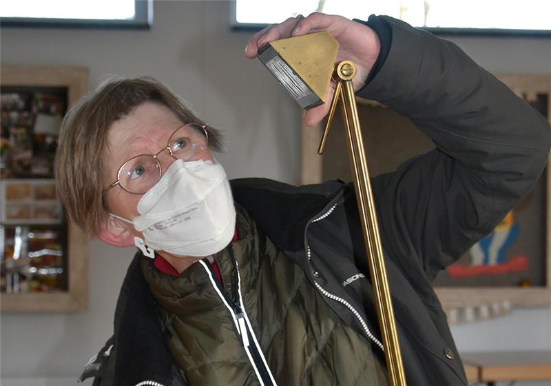 Repair-Café Ahlerstedt: Hier wird fast alles wieder zum Laufen gebracht Marga Engelmann hat eine defekte Stehlampe mitgebracht. Sie wird auseinandergeschraubt. Fotos: Felsch