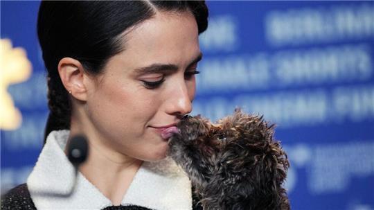 Margaret Qualley präsentierte ihren Hund erstmals der Öffentlichkeit.