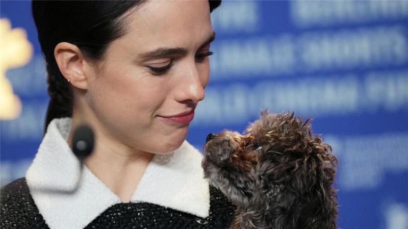 Margaret Qualley präsentierte ihren Hund erstmals der Öffentlichkeit.