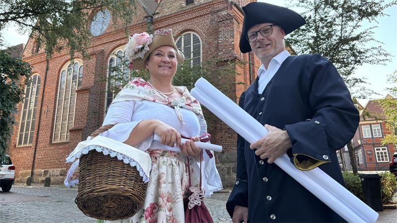 Margarete Henne, die Frau des Ratszimmermeisters, und der berühmte Orgelbauer Arp Schnitger treffen sich an der Cosmae-Kirche.
