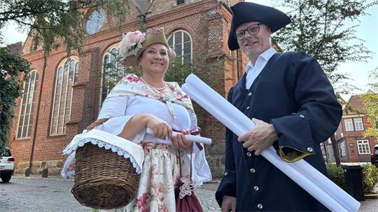 Margarete Henne, die Frau des Ratszimmermeisters, und der berühmte Orgelbauer Arp Schnitger treffen sich an der Cosmae-Kirche.