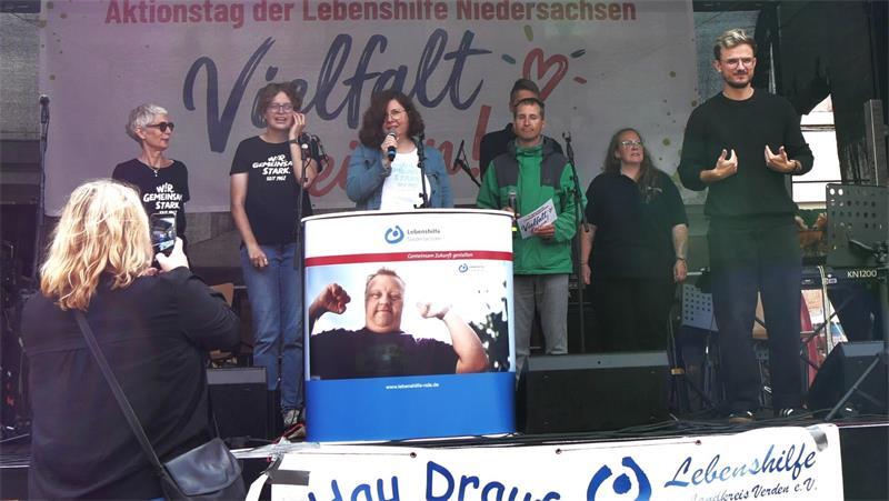 Gute Laune und viele Besucher beim Fest der Vielfalt in Buxtehude Margarete Will und Tobias Holst (in Grün) von der Lebenshilfe Buxtehude eröffneten den Aktionstag, natürlich mit Unterstützung eines Gebärdendolmetschers.
