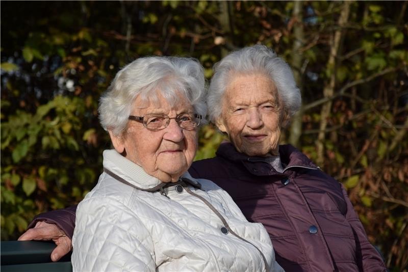 Margarethe Augustin (links) und Margot Damrot sind beide 100 Jahre alt und haben sich viel zu erzählen. Foto: Albus