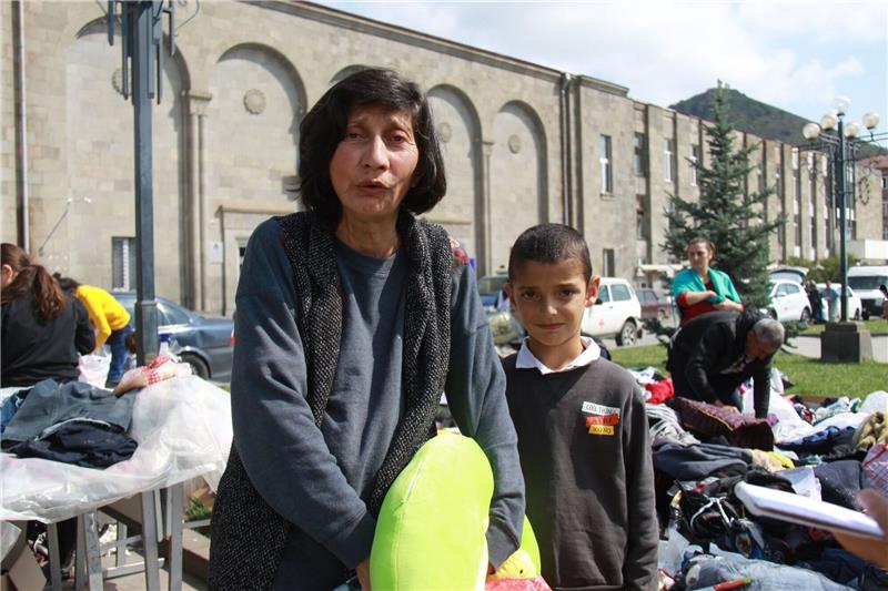 „Wir haben alles verloren”: Flüchtlingsdrama in Armenien Margarita (l) und ihr Enkel Tigran sammeln nach der überstürzten Flucht aus Berg-Karabach Kleider.
